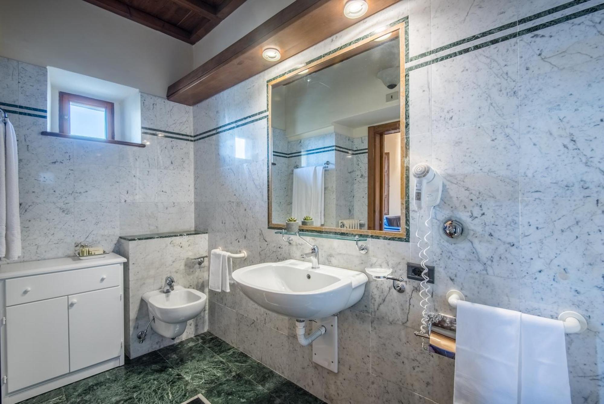 Hotel Palazzo Squarcialupi คาสเตลลินาอินเคียนติ ภายนอก รูปภาพ